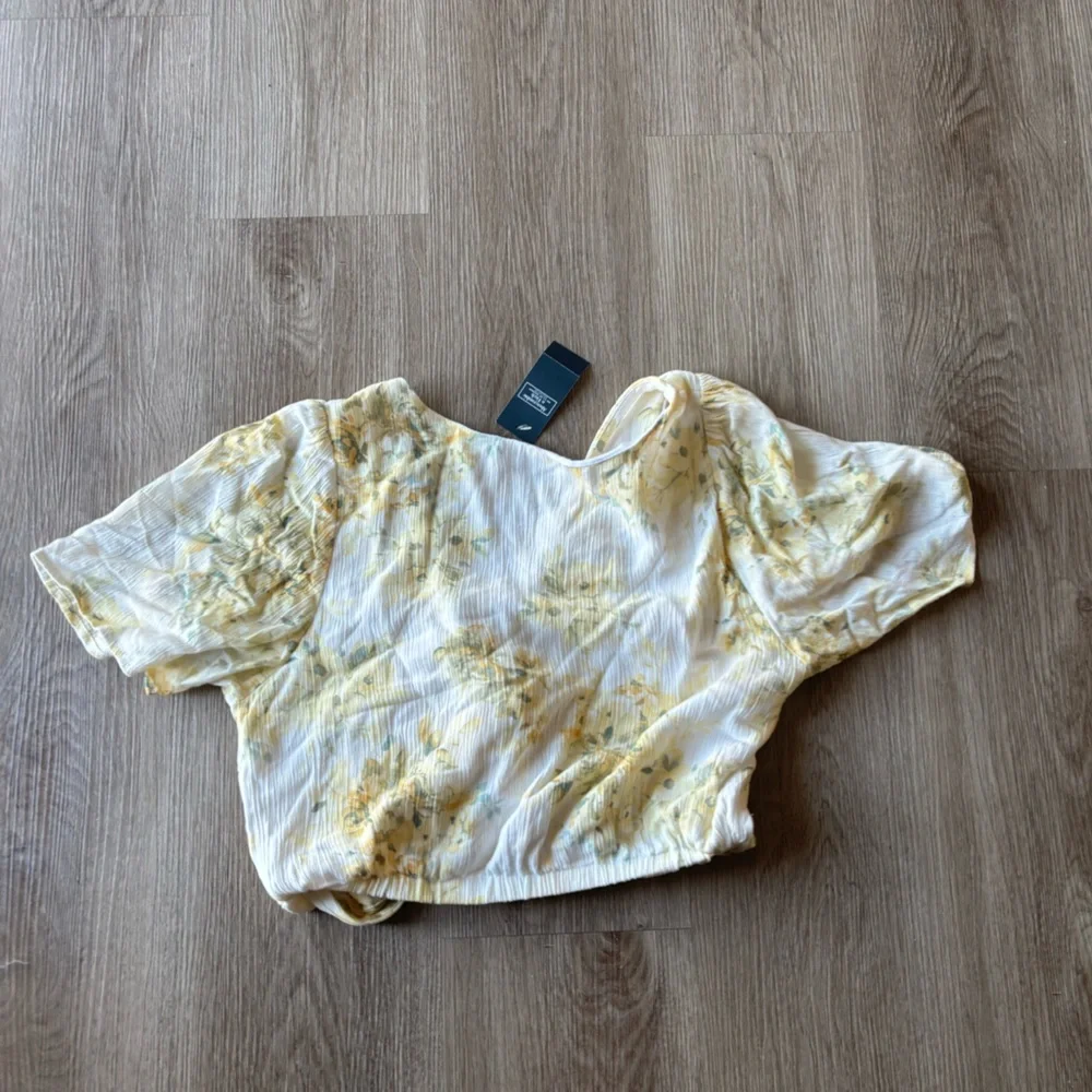 NWT Abercrombie & Fitch Knot-Front Flutter Sleeve Top - Picture 5 of 8